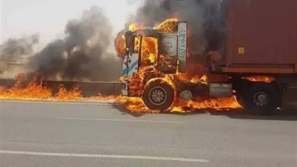 السيطرة على حريق تريلا أعلى دائري بهتيم دون إصابات