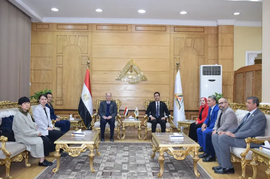 رئيس جامعة بنها يستقبل وفد جامعة هونغ كونغ للتعليم لبحث التعاون الأكاديمي