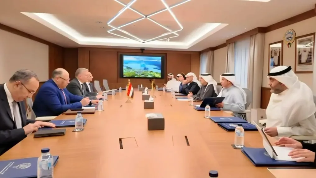 وزير البترول يبحث مع وزير الكهرباء والماء ورئيس هيئة الاستثمار الكويتية تعزيز الاستثمارات