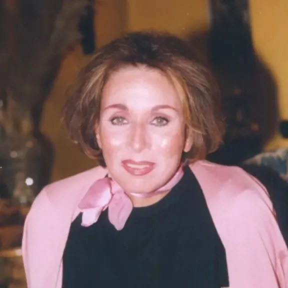 لبنى عبد العزيز تنفي شائعات تعرضها لوعكة صحية