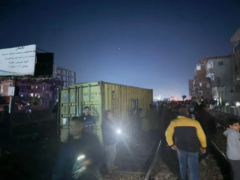 تلفيات جسيمة بالمنازل إثر سقوط كونترات من قطار بضائع بطوخ