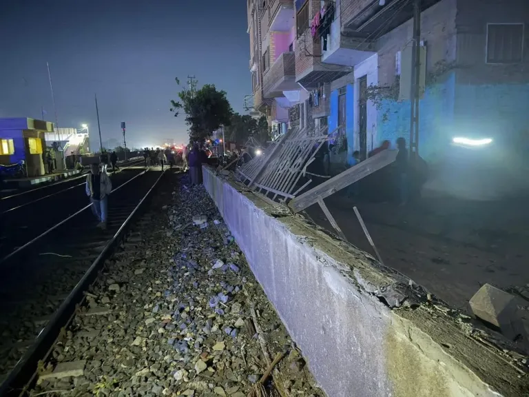 انهيار سور وحدوث تلفيات واسعة وقطع الكهرباء إثر سقوط كونترات قطار بضائع بطوخ