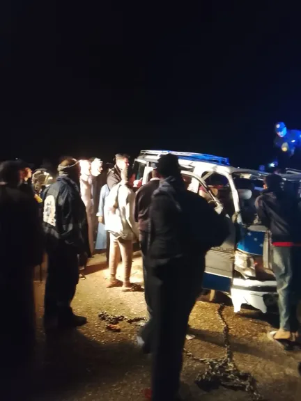 سقطت من أعلى كوبري بالركاب.. قوات الإنقاذ النهري تنتشل السيارة الميكروباص من داخل ترعة في قنا.. صور