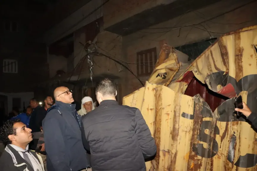 محافظ القليوبية ومدير الأمن يتابعان ميدانيًا حادث تساقط حاويات قطار بضائع بطوخ