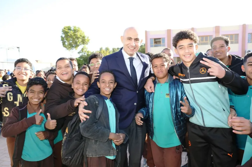 وزير التعليم ومحافظ أسوان يتابعان سير العملية التعليمية بمدرسة الشهيد عمرو فريد للغات