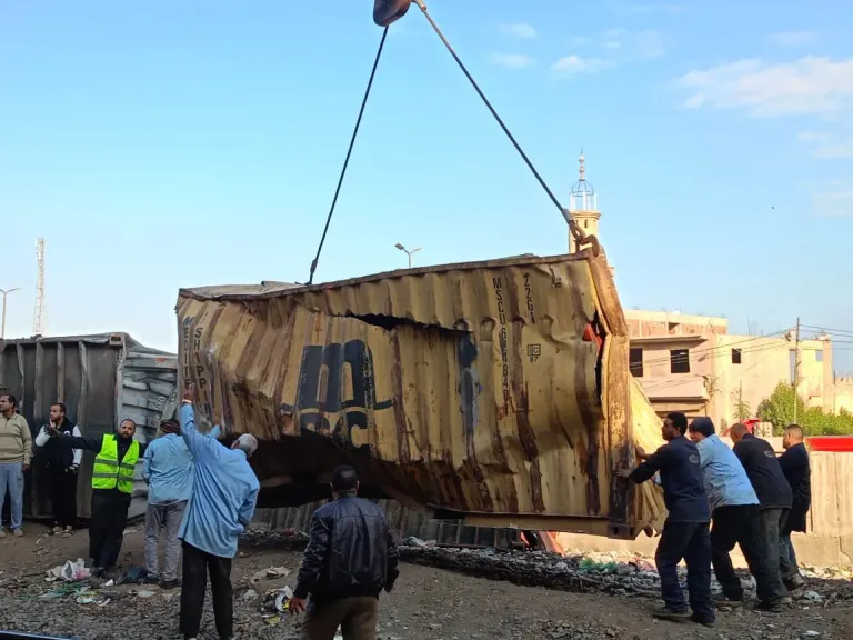 رفع حاويات حادث قطار بضائع بقرية السفاينة بطوخ بإستخدام الأوناش الثقيلة