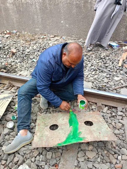 دهان وإصلاح لوائح الإشارات.. خطوات أخيرة لعودة حركة القطارات المتوقفة بطوخ