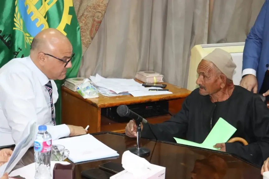 لقاء بلا حواجز.. محافظ القليوبية ينهي أزمات المواطنين بقرارات فورية