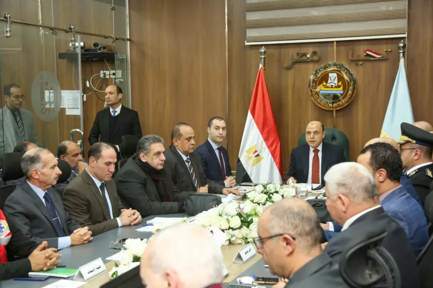 محافظ كفر الشيخ يتابع جولة الإعادة لحظة بلحظة من غرفة العمليات الرئيسية
