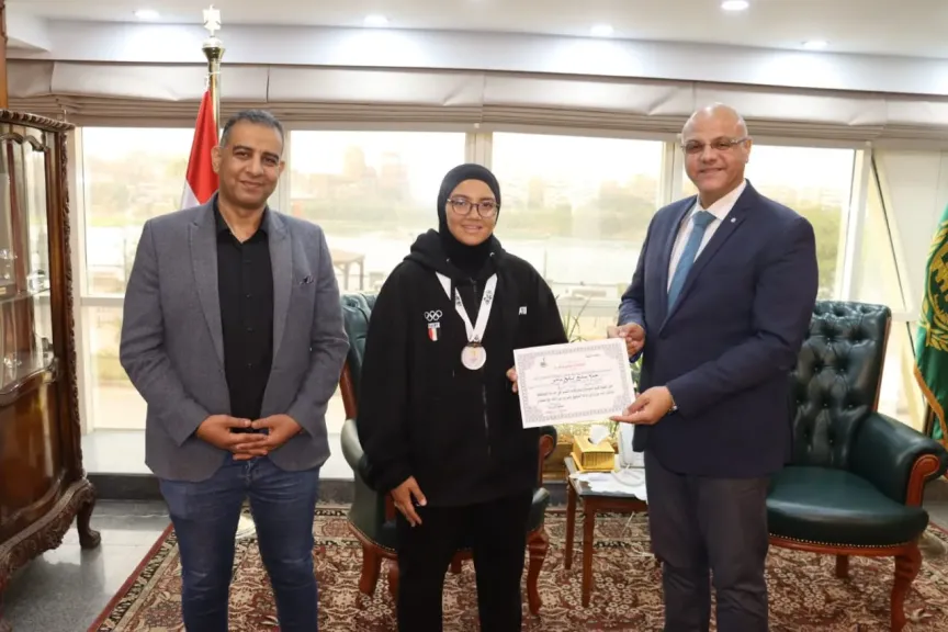 محافظ القليوبية يكرم البطلة ”جنة صليح” لحصولها على برونزية قذف القرص بدورة الألعاب الأفريقية