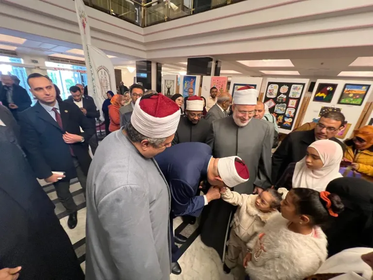 وكيل الأزهر ومفتي الجمهورية ورئيسة ”القومي لذوي الإعاقة” يفتتحون معرضًا للأعمال الفنيَّة للأشخاص ذوي الإعاقة على هامش احتفاليَّة الأزهر