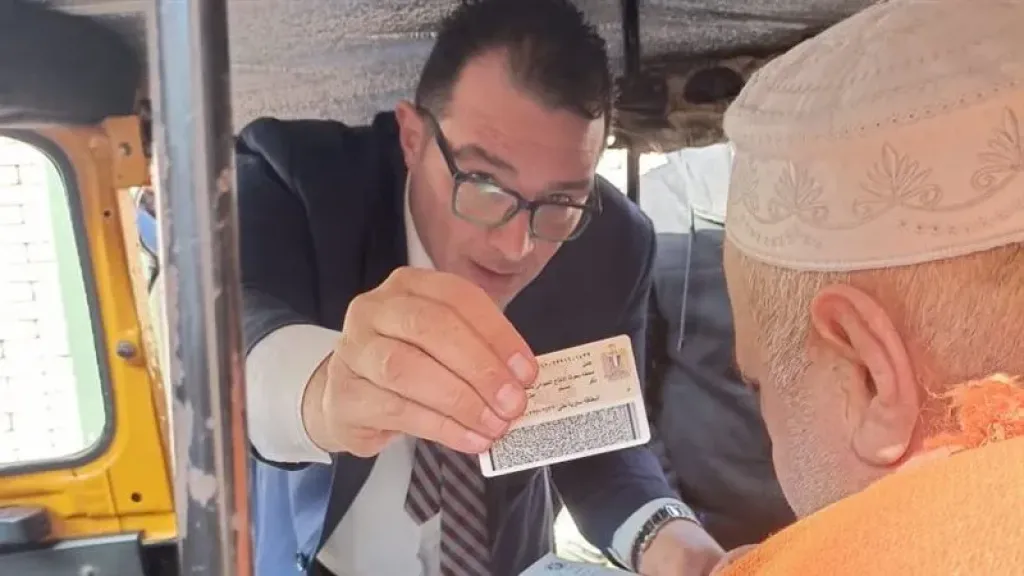 لفتة إنسانية: رئيس لجنة بزفتي يساعد مسنًا للإدلاء بصوته في انتخابات النواب