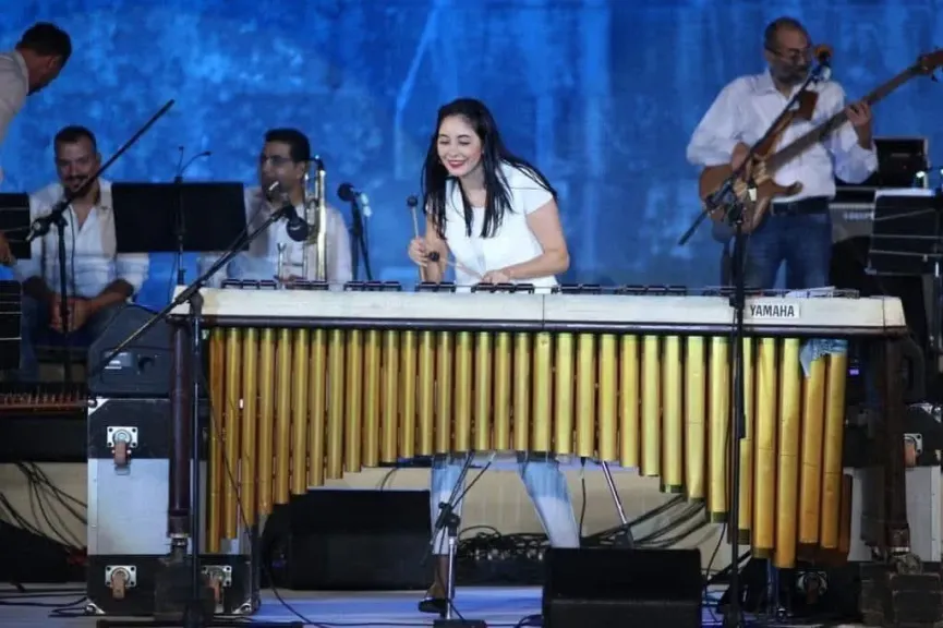 «أميرة الإيقاع» نسمة عبد العزيز تعزف الماريمبا على مسرح سيد درويش بأوبرا الإسكندرية