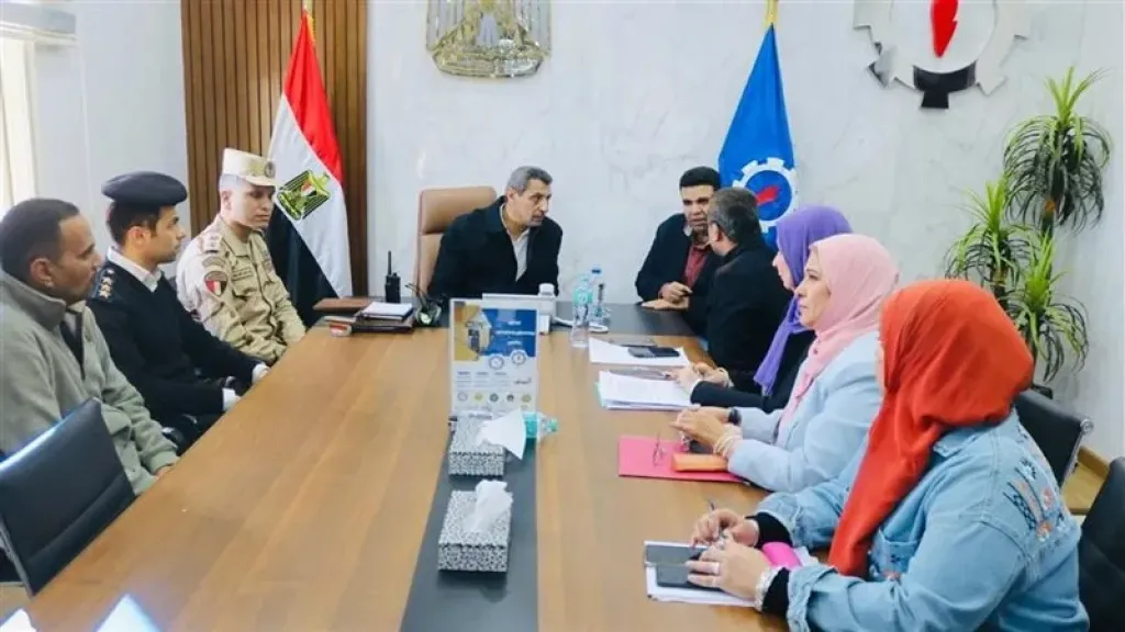 محافظ السويس يتابع سير العملية الانتخابية من مركز الشبكة الوطنية للطوارئ