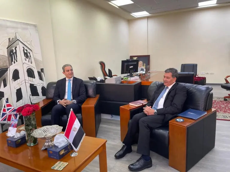 بهدف تعزيز التعاون الأكاديمي والمهنى.. نقيب الإعلاميين يزور الجامعة البريطانية