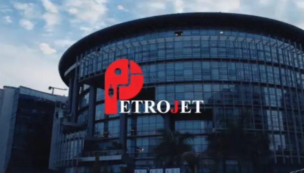 بتروجت تنفذ عملية رفع وتركيب جهاز عملاق بوزن 350 طنًا بمشروع مجمع التفحيم في السويس