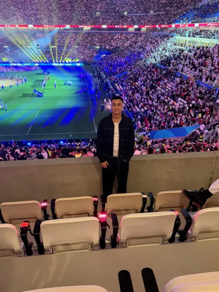 من المدرجات.. مصطفى حدوتة يحتفل بنجاح الأغنية الرسمية لبطولة كأس العرب مع محمد منير