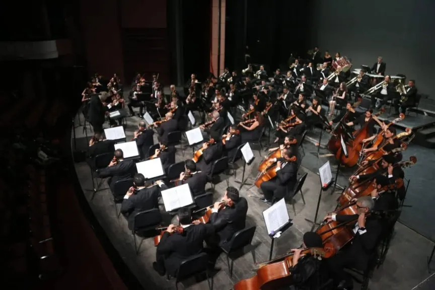 السيمفوني يحتفل بالكريسماس على المسرح الكبير.. أحمد الصعيدي يقود أوركسترا القاهرة وجالا الحديدي ضيفة الحفل