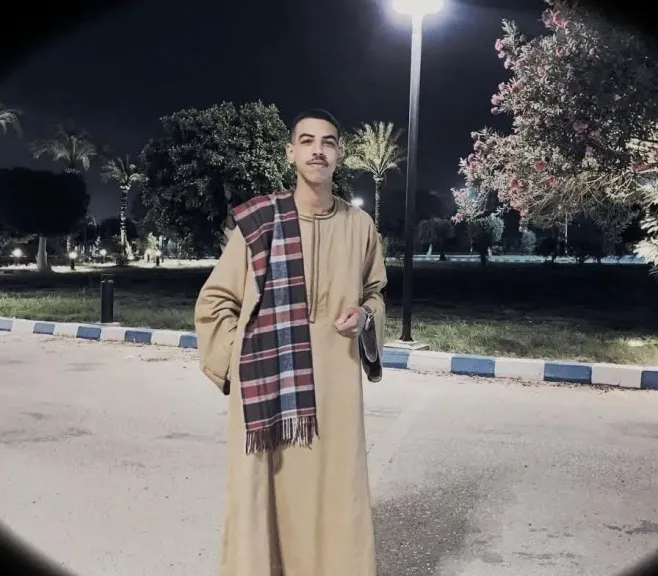 بيصحوه لقيوه ميت.. وفاة طالب جامعي من قنا خلال زيارة أصدقائه داخل السكن أسيوط