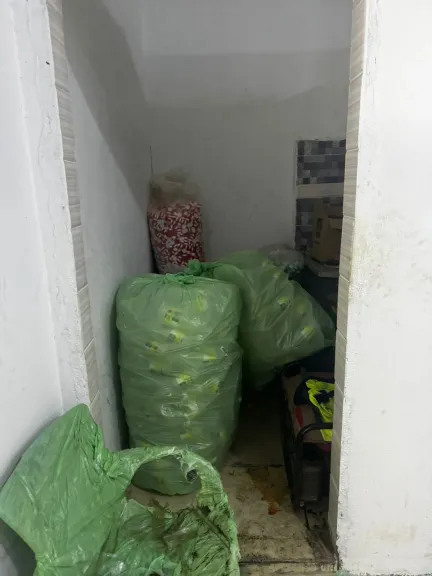 مداهمة مفاجئة.. ضبط 3 أطنان زيت طعام مجهول المصدر داخل مصنع غير مرخص ببنها