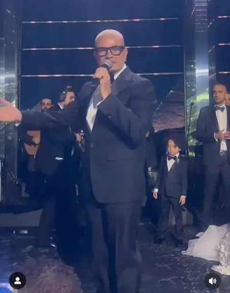 ”بطلت أغنى في أفراح وصحابها قالولي هي اللي نجحتك” .. الهضبة يلفت الأنظار بحفل زفاف مدير أعماله محمد شلبي