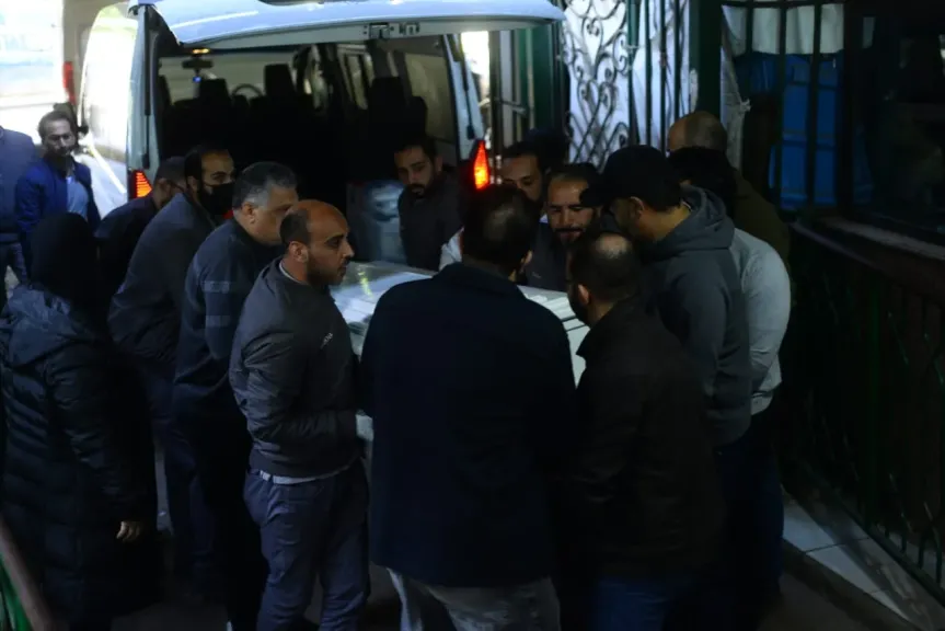 بحضور أشرف زكى و محمود حميدة.. وصول جثمان الفنانة الراحلة سمية الألفي لـ مسجد مصطفى محمود