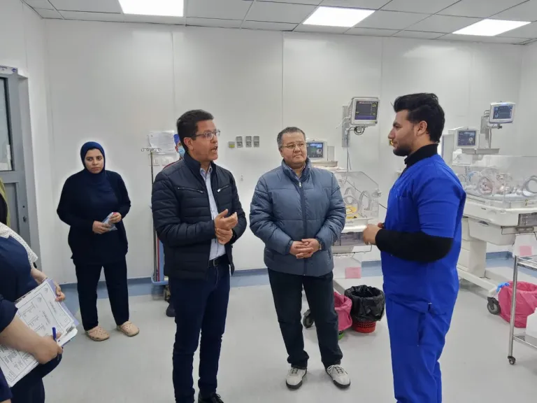 جولة مفاجئة بالمستشفى الجامعي.. رئيس جامعة بنها يُحيل طبيبين للتحقيق ويكافئ أطقم التمريض