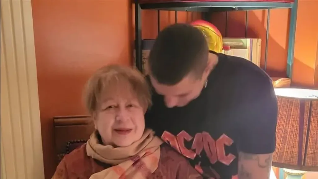 موعد وصول أحمد الفيشاوي مصر لاسقبال عزاء والدته