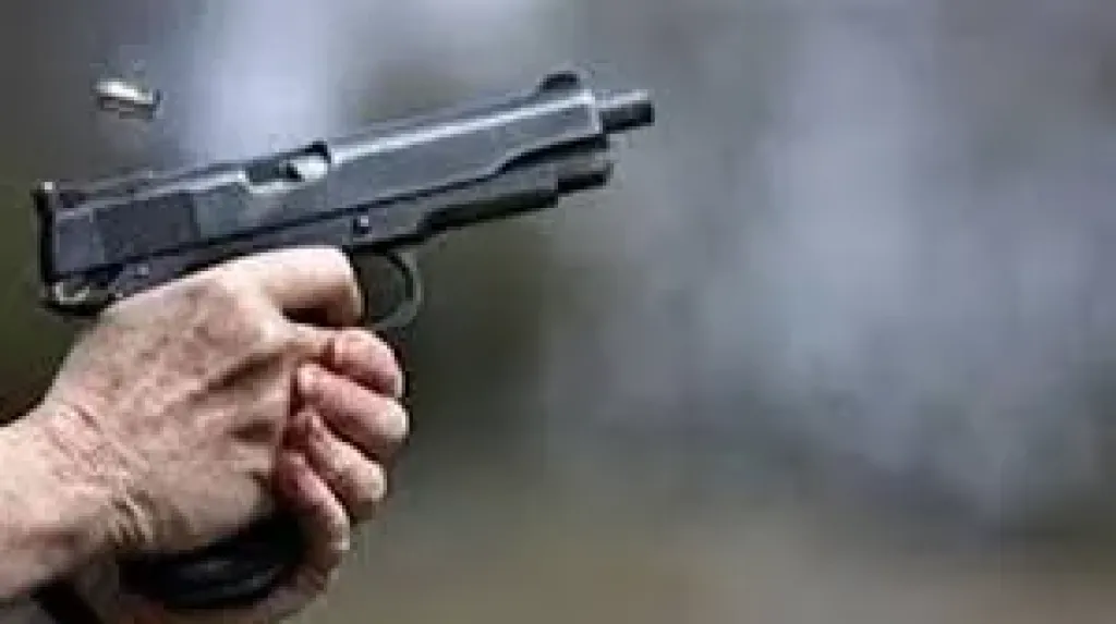 المنزل تحول لمأتم.. لهو قاتل ينهي حياة فتى ببنها برصاصة طائشة