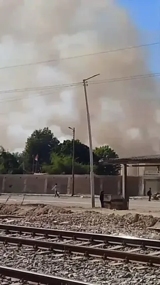 الدخان وصل السماء.. أهالي قوص بقنا يستغيثون بسبب مصنع الورق: أولادنا في خطر من حرق المخلفات