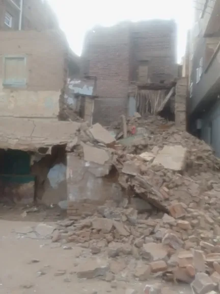 العناية الإلهية أنقذت السكان.. انهيار منزلين آيلين للسقوط دون إصابات في قنا