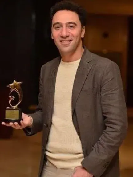 فخور بهويتى المصرية وأرفض العنصرية ونشأتى شكلت وعيي الإجتماعي والإنساني.. تصريحات ”محمد سلام” علي هامش منتدى طرابلس للإعلام الحكومي