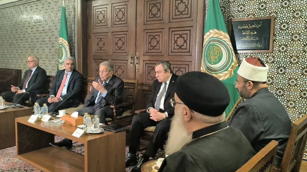 من بيت العرب.. عمرو موسى يدق ناقوس الخطر ويدعو لدور عربي فاعل في حوار الحضارات ..واستثمار الطاقات العلمية لمواكبة المتغيرات العالمية