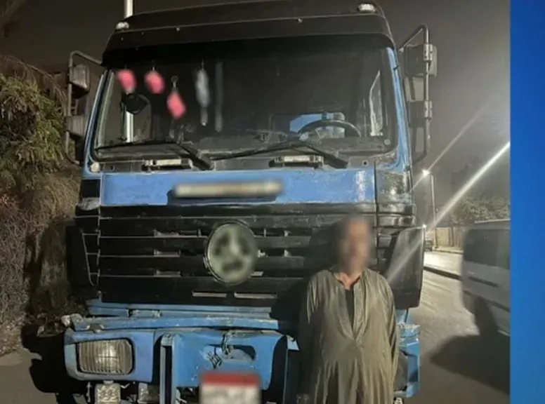 رعونة على الطريق تنتهي بالضبط.. سقوط سائق نقل غيّر لون سيارته للتموية بالقليوبية