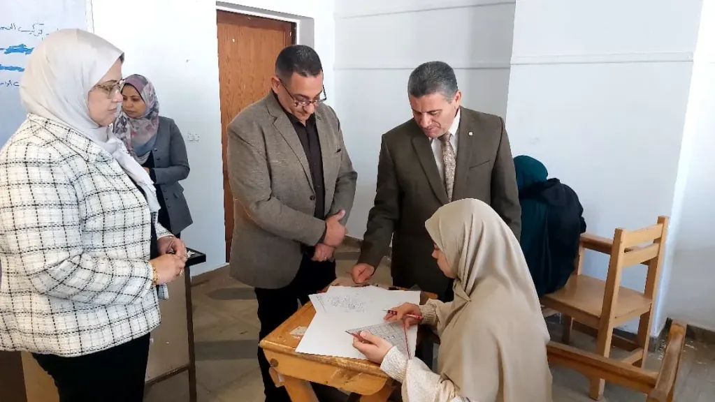 ”نائب رئيس جامعة بنها” يتفقد امتحانات الفصل الدراسي الأول بكلية الفنون التطبيقية