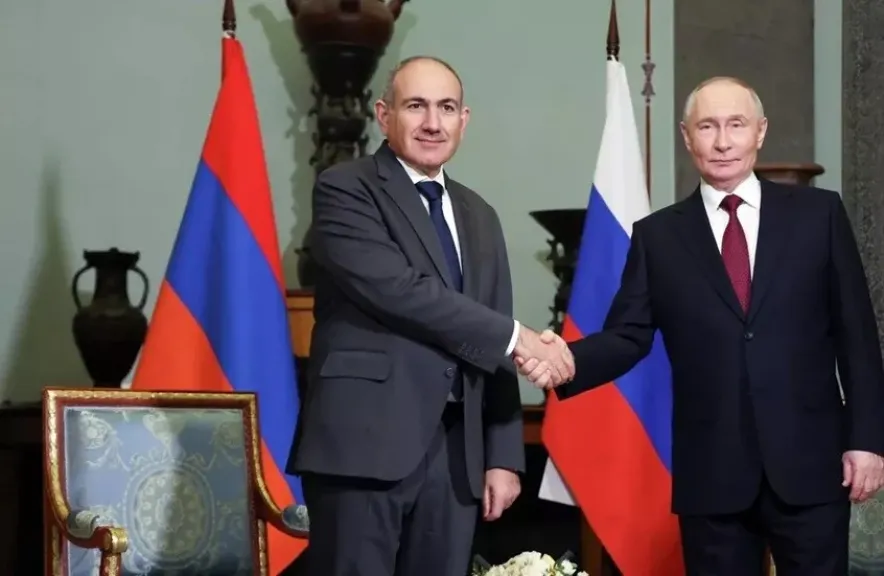 زعماء روسيا وارمينيا يجريان محادثات في متحف الإرميتاج ويتبادلان الرأي حول السلام في القوقاز