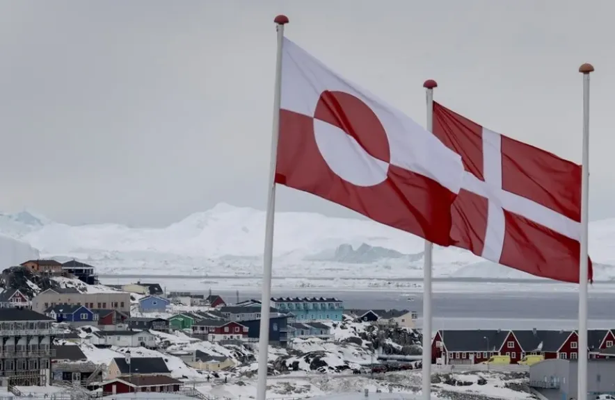 رئيسا وزراء الدنمارك وجرينلاند يحذران الولايات المتحدة من الاستيلاء على الجزيرة