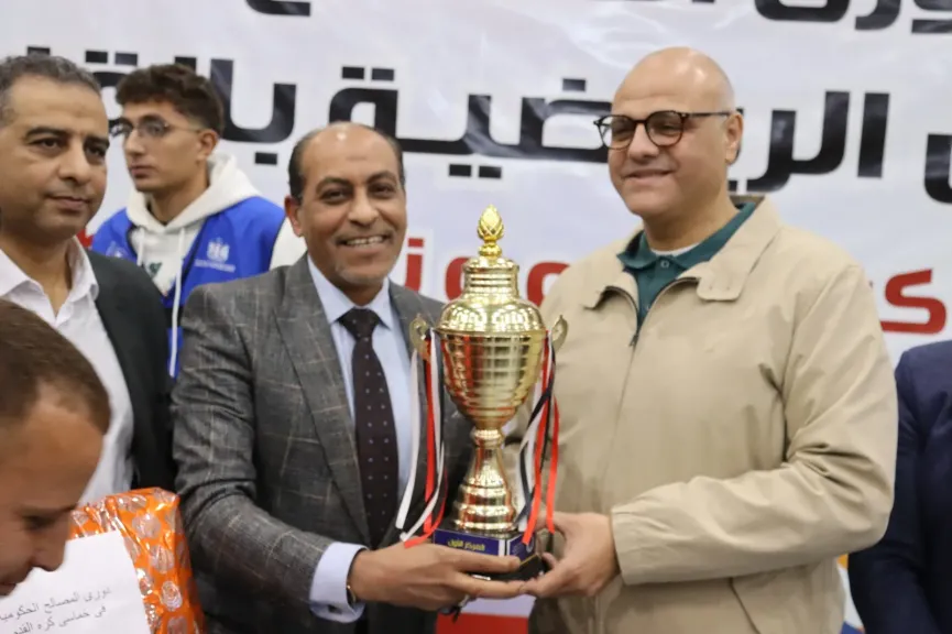 في أجواء احتفالية كبرى.. محافظ القليوبية يسلّم كأس دوري الهيئات الحكومية لـ«التموين»