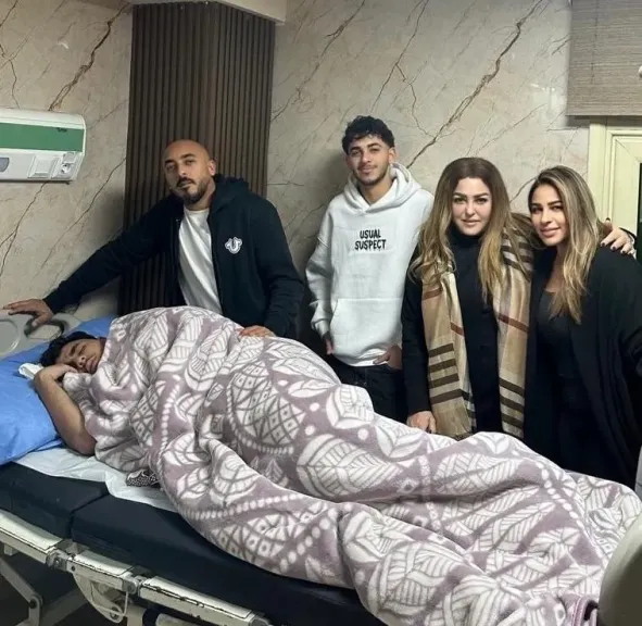 نهال عنبر تطلب الدعاء لحفيدها بعد خضوعه لعملية جراحية