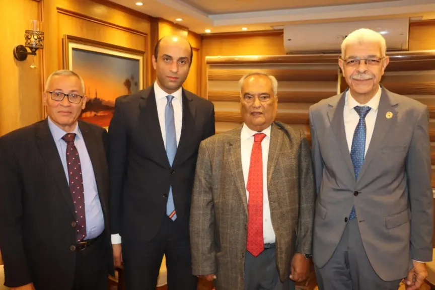 رئيس جامعة المنوفية والمحامي العام يناقشان آفاق التعاون المجتمعي خلال تسليم دعوة عيد الجامعة ال٤٩