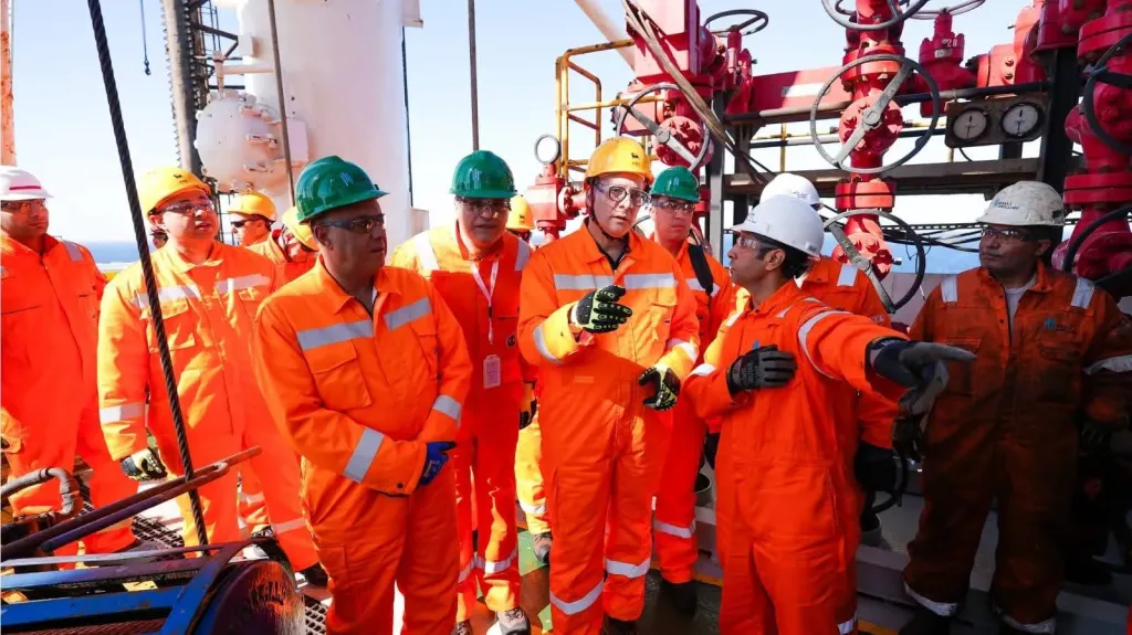 وزير البترول يتفقد حفر أول بئر ببرنامج إيني الإيطالية الجديد في خليج السويس وسيناء