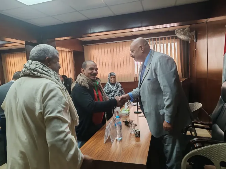 تواصل بلا حواجز.. رئيس حي شرق يفتح ملف شكاوى المواطنين في لقاء جماهيري موسع