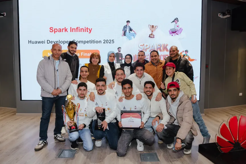 رئيس جامعة كفر الشيخ يكرّم طلاب كلية الذكاء الاصطناعي الفائزون بالمركز الأول في مسابقة هواوي للمطورين