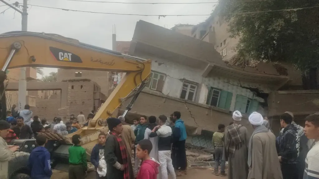 حالتهم الصحية جيدة.. إنقاذ 5 أشخاص في انهيار منزلين بقرية أولاد إلياس بأسيوط
