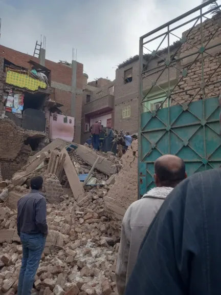 اختناق وكدمات وجرح بالرأس.. ننشر الحالة الصحية لمصابي انهيار منزلين بقرية أولاد إلياس بأسيوط
