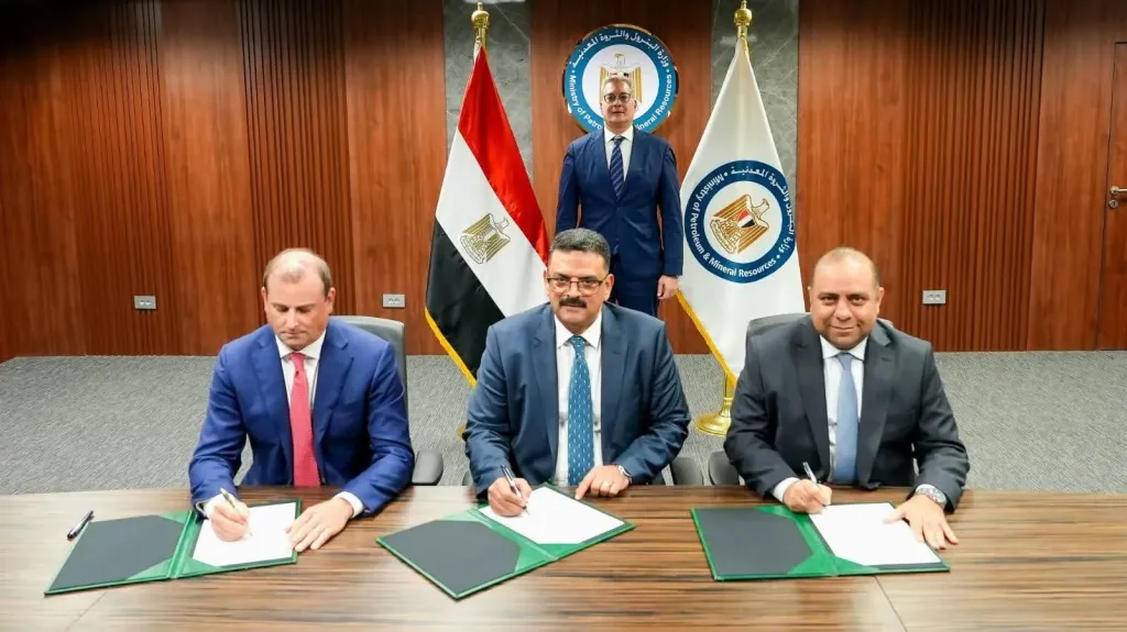 وزير البترول والثروة المعدنية يشهد التوقيع بالأحرف الأولى على اتفاق مع آتون مايننج الكندية