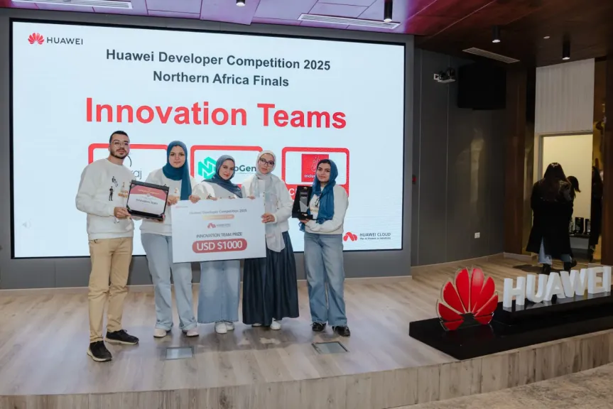 ”رئيس جامعة بنها” يهنيء الطالبة الفائزة ضمن فريق Cloud V2.2.2 بجائزة الإبتكار بمسابقة هواوي كلاود