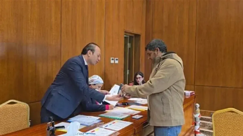 إقبال منظم على التصويت بمقر السفارة المصرية في الرياض