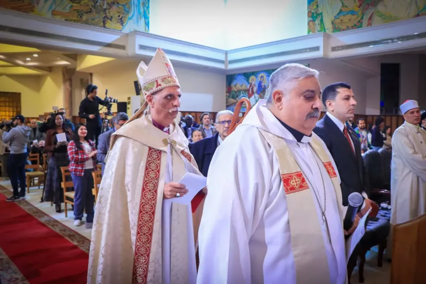 أجراس الكاتدرائية الأسقفية  تدق وتعلن بدء قداس عيد الميلاد المجيد