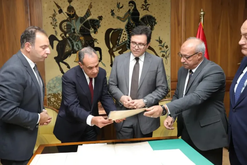 وزير الثقافة يسلم وزير الخارجية خرائط ووثائق واتفاقيات تاريخية 